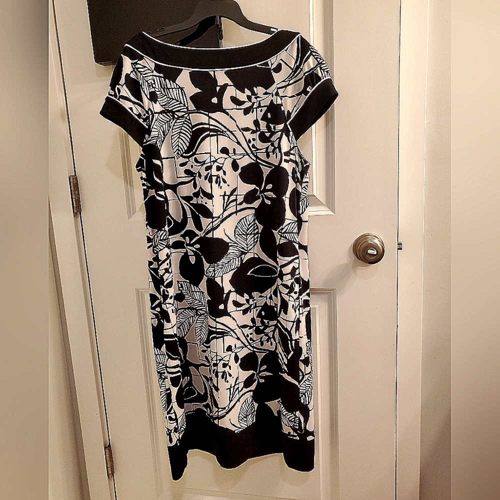 BCBGMaxAzria Black and White Sheath Dress Knee-Length Short Sleeve